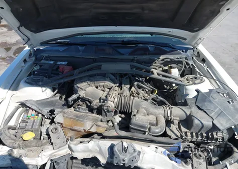 2013 Ford Mustang V6 Premium z USA, uszkodzony, nr VIN 1ZVBP8AM5D5204108